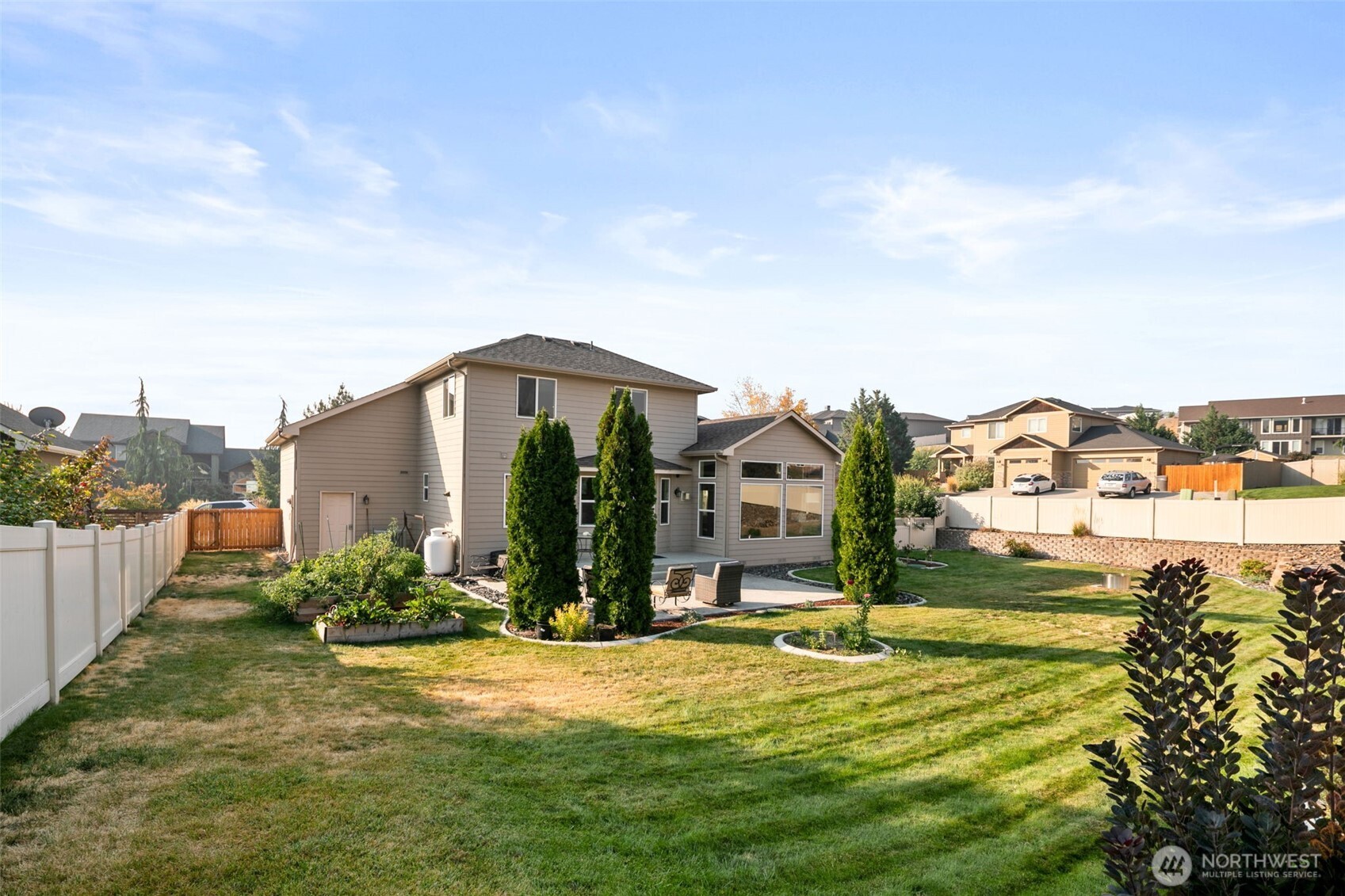 194 Lilly Lane Wenatchee, WA 98801 - Photo 35 of 37 a swimming pool with the view of buildings in the background