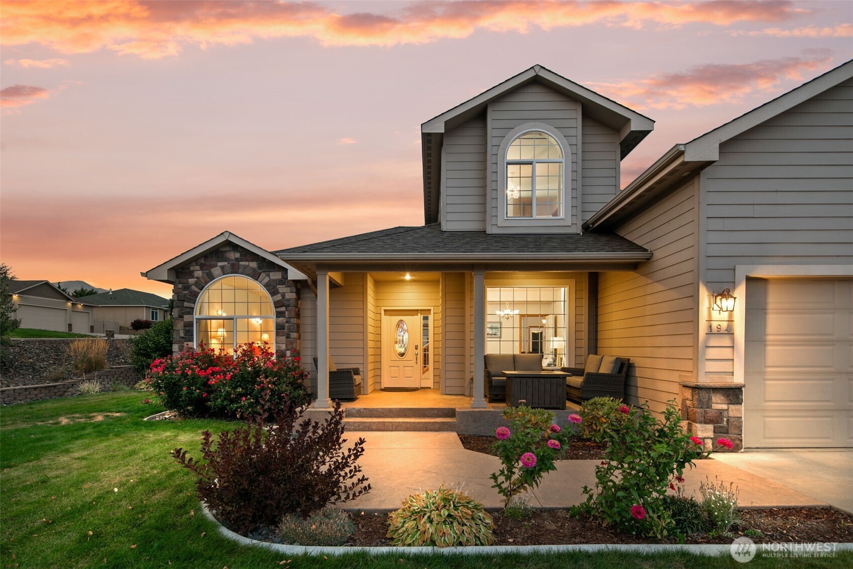 194 Lilly Lane Wenatchee, WA 98801 - Photo 4 of 37 a front view of a house with garden