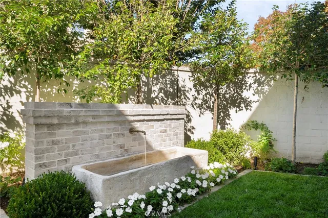 a view of an outdoor space