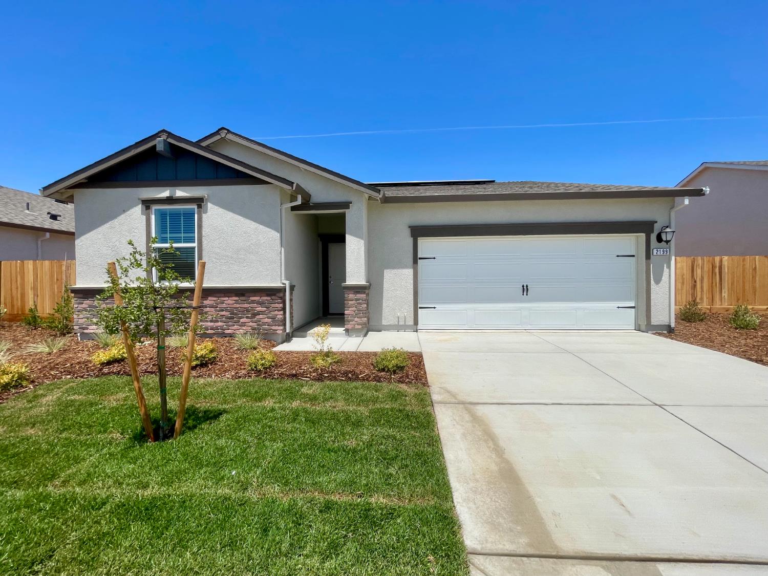 2199 Nicklaus Drive Linda, CA 95901 - Photo 1 of 16 a front view of house with yard