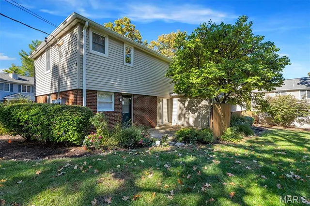 $299,000 | 9044 West Swan Circle, Brentwood, MO 63144