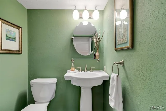 $299,000 | 9044 West Swan Circle, Brentwood, MO 63144