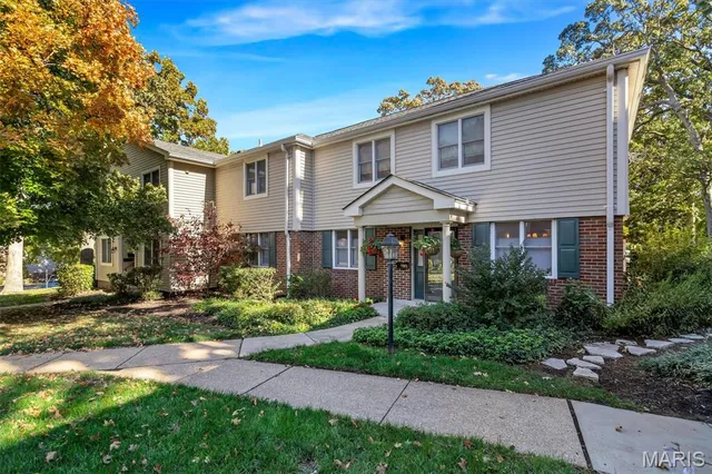 $299,000 | 9044 West Swan Circle, Brentwood, MO 63144