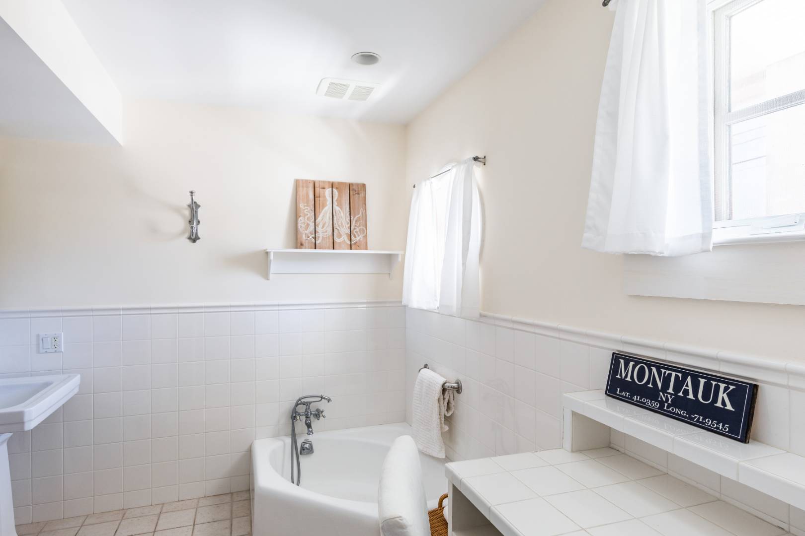 32 Captain Kidds Path Montauk, NY 11954 - Photo 20 of 25 a bathroom with a bathtub and a sink