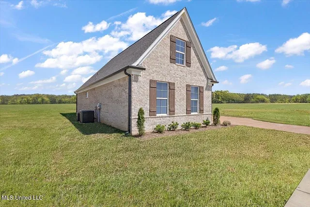 $366,900 | 804 Coahoma Court, Nesbit, MS 38651