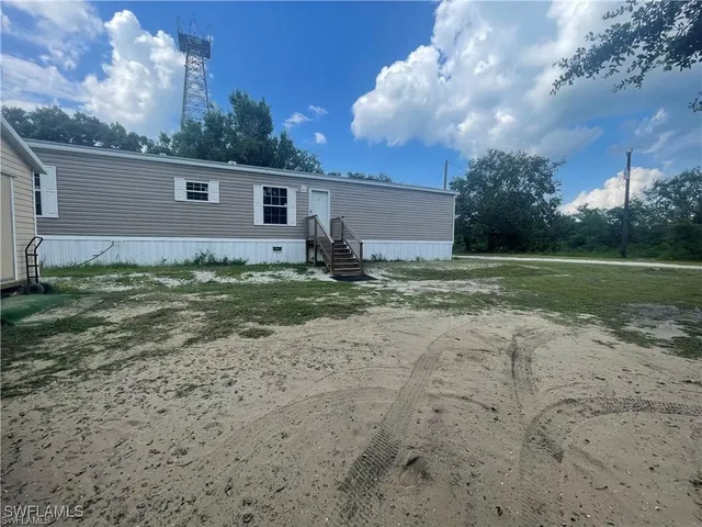 a view of a backyard