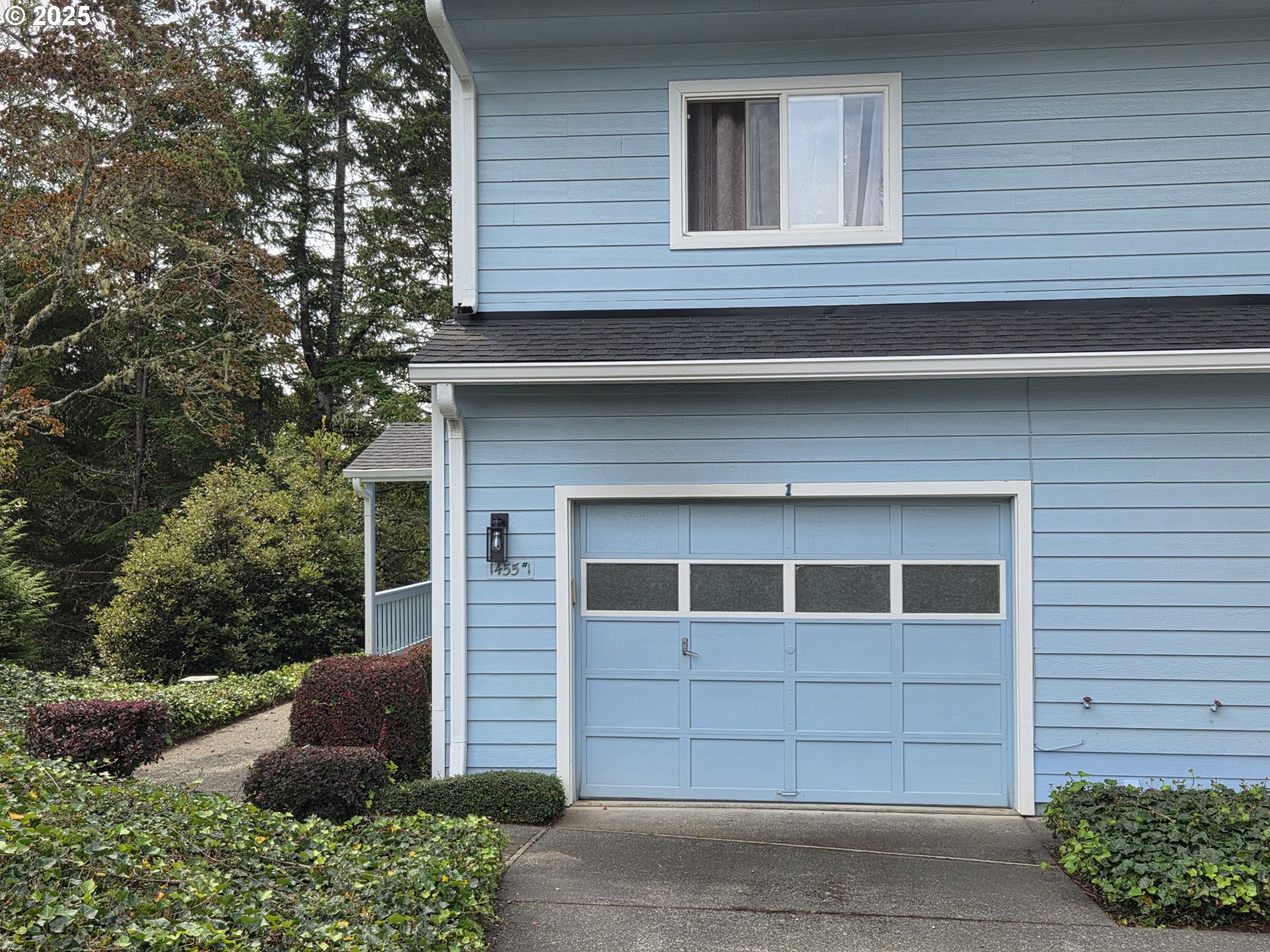 1455 Seacrest Lane, Unit 1A Brookings, OR 97415 - Photo 26 of 32 a front view of a house