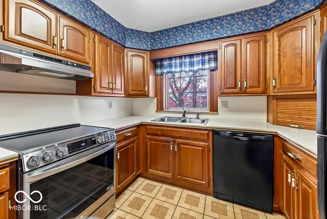 $285,000 | 1730 Tulip Drive, Homecroft, IN 46227