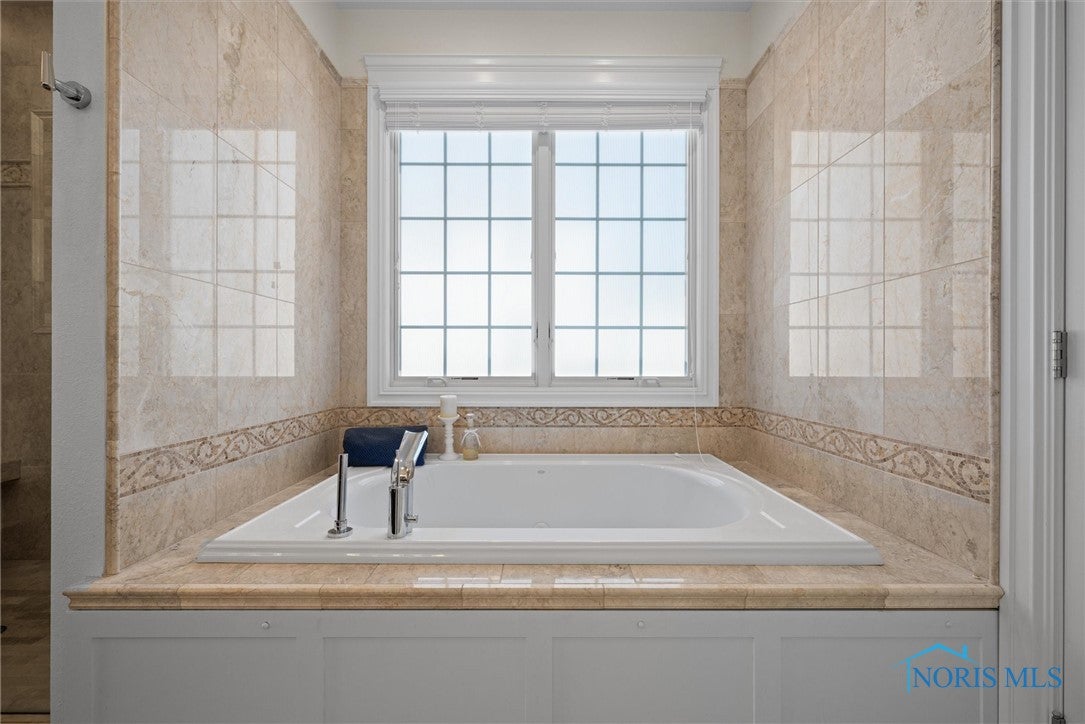 26006 Seminary Road Perrysburg, OH 43551 - Photo 21 of 40 Marble Tiled Jacuzzi Tub