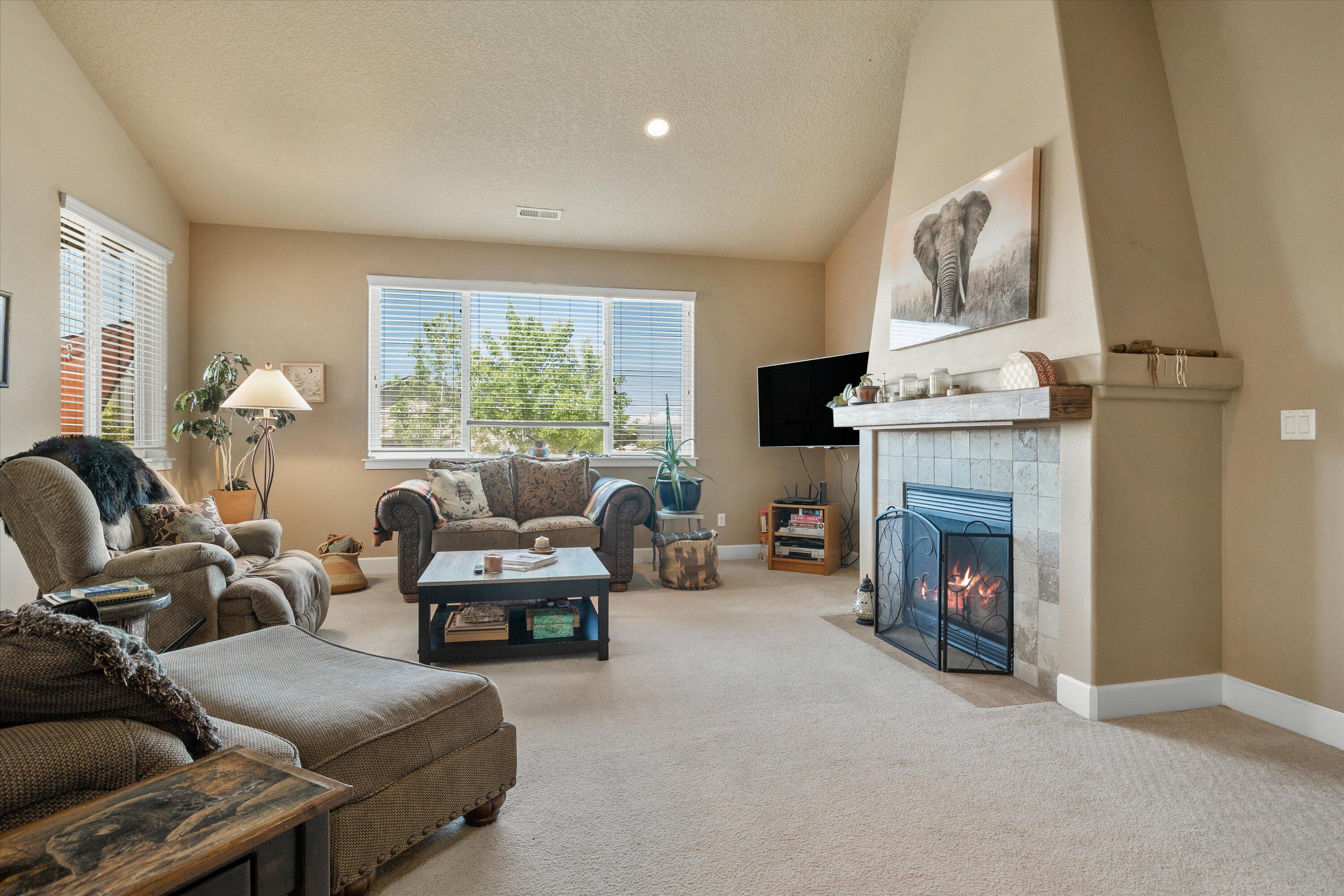 20737 Kilbourne Loop Bend, OR 97701 - Photo 8 of 29 Living room