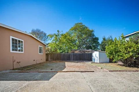 a view of house with a yard