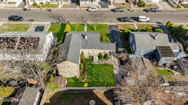 a view of an house with a yard