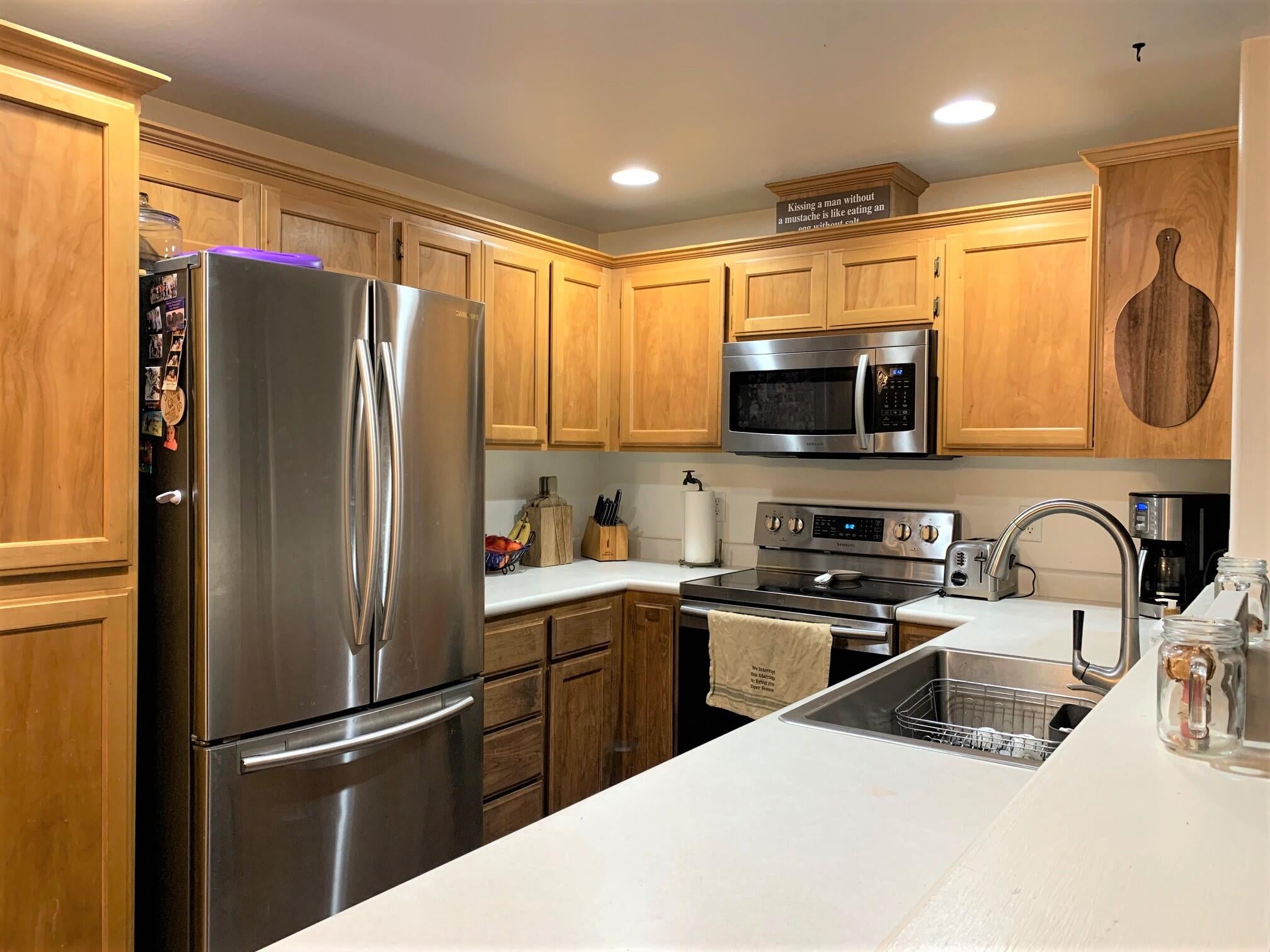 1224 Rochelle Court Central Point, OR 97502 - Photo 2 of 16 8 kitchen
