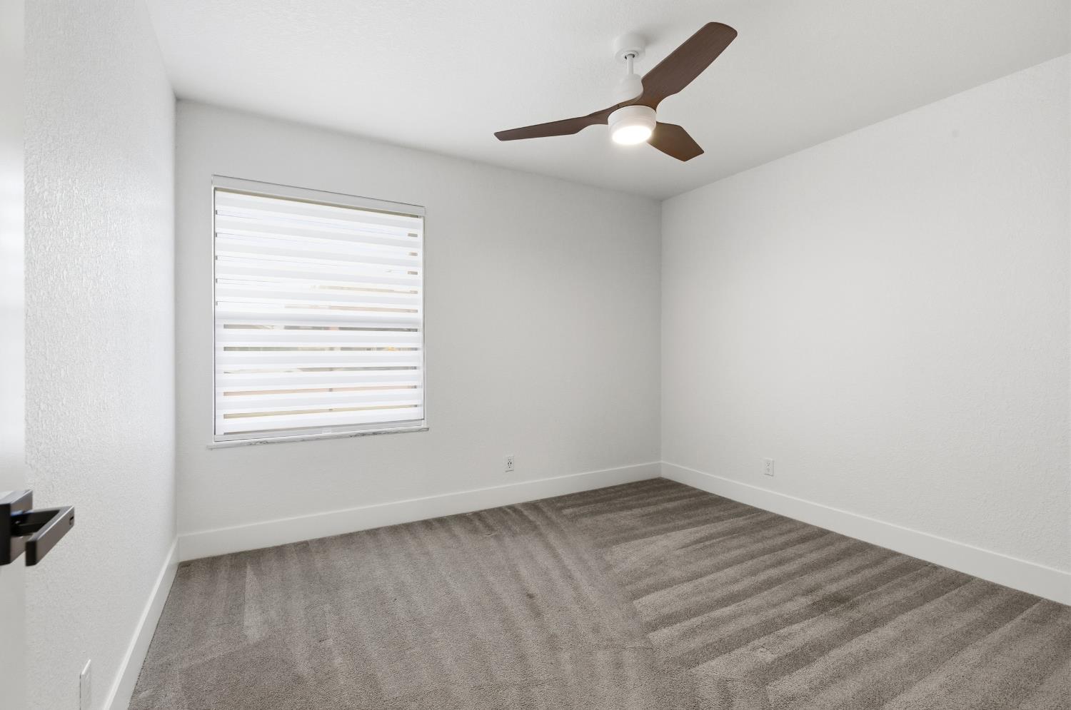 1671 Davis Street Ripon, CA 95366 - Photo 22 of 40 an empty room with a window
