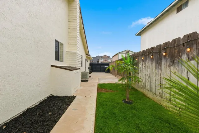 a view of a back yard