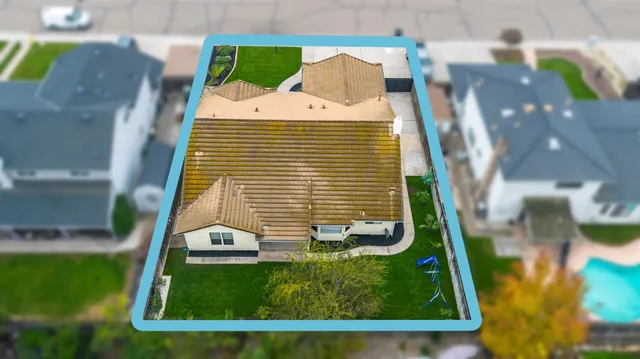 a view of a back yard