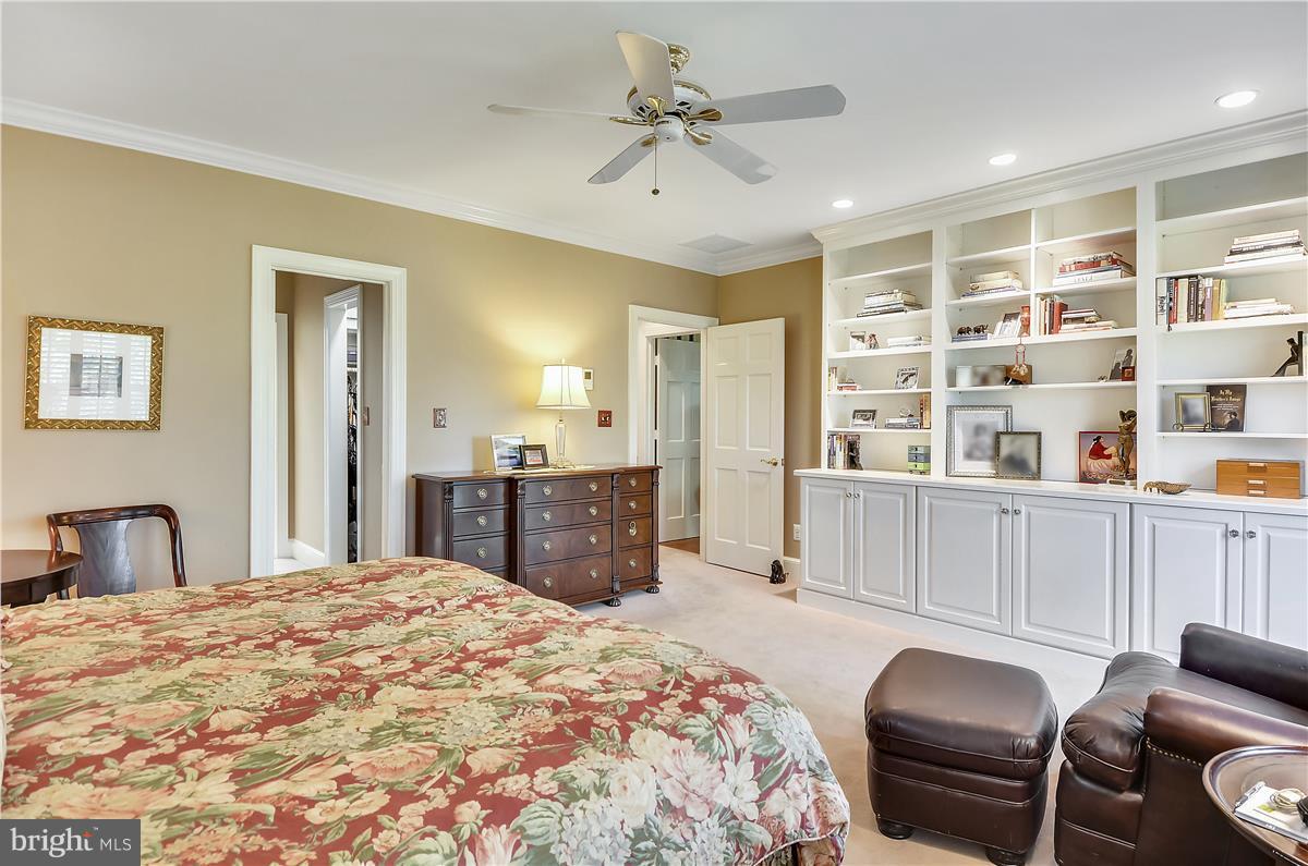 309 Rucker Place Alexandria, VA 22301 - Photo 18 of 29 Note all the built ins.