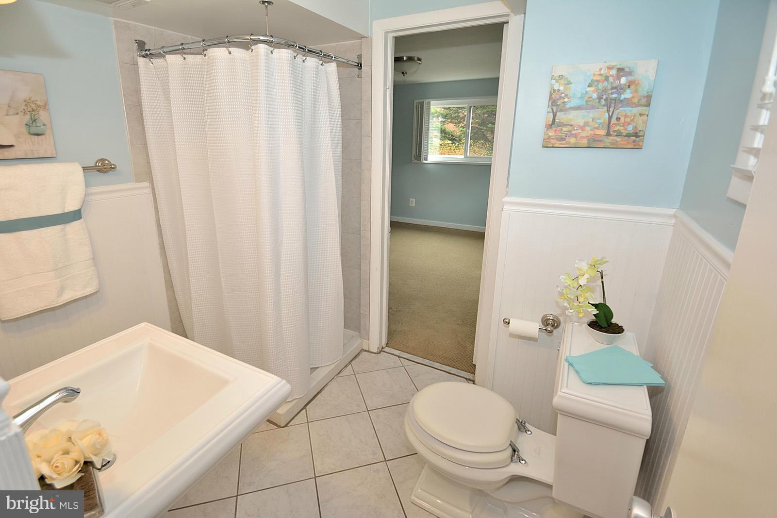 6719 Old Chesterbrook Road McLean, VA 22101 - Photo 4 of 19 Bath