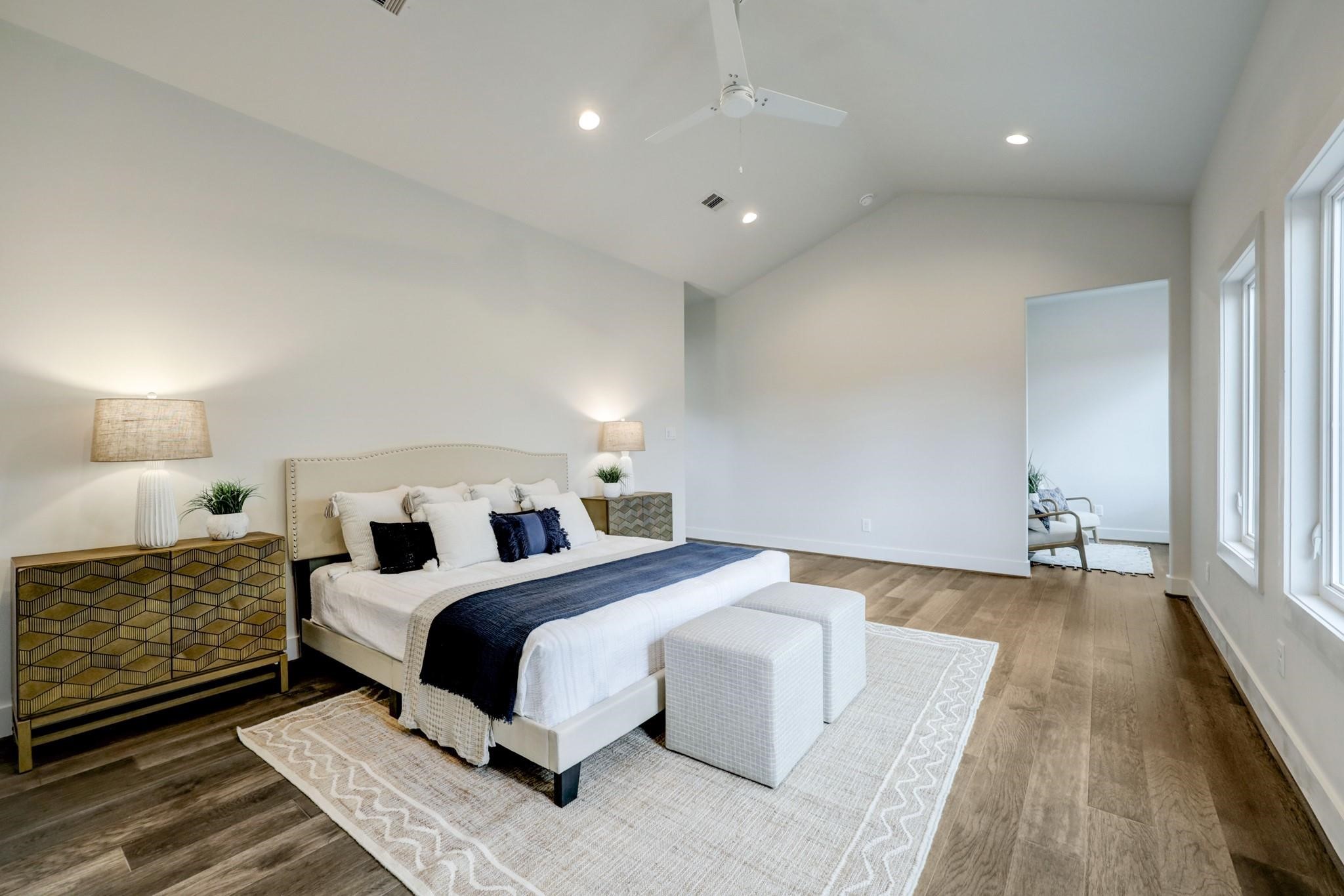 3827 Arlington Street Houston, TX 77018 - Photo 18 of 39 a bedroom with a bed and a lamp
