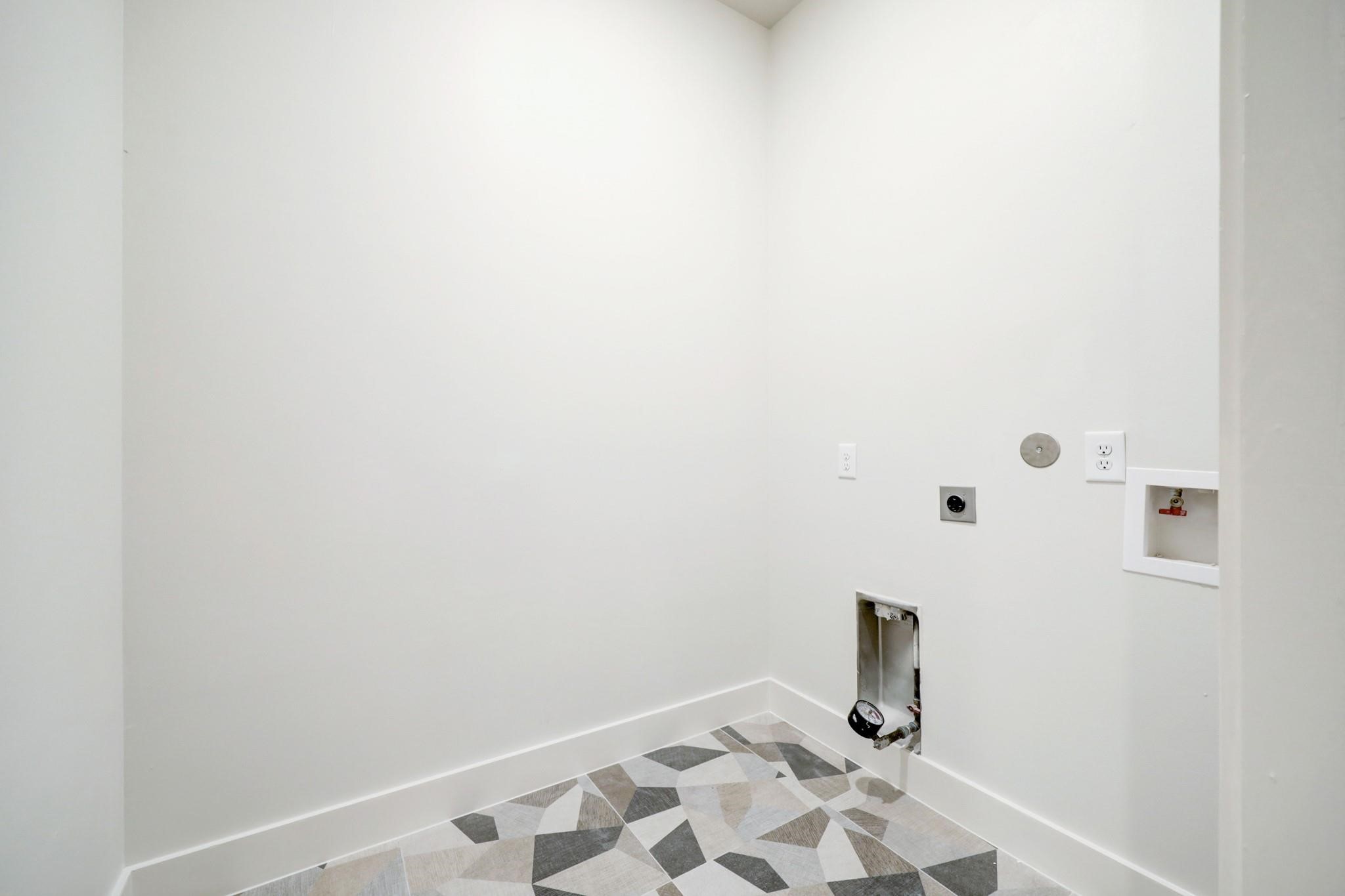 3827 Arlington Street Houston, TX 77018 - Photo 28 of 39 a bathroom with a sink