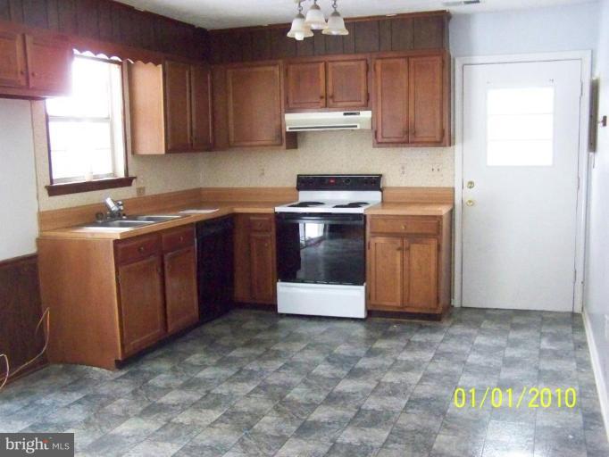 17377 Waterloo Road Amissville, VA 20106 - Photo 2 of 9 Kitchen