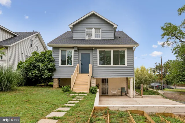 a view of a house with yard and plants