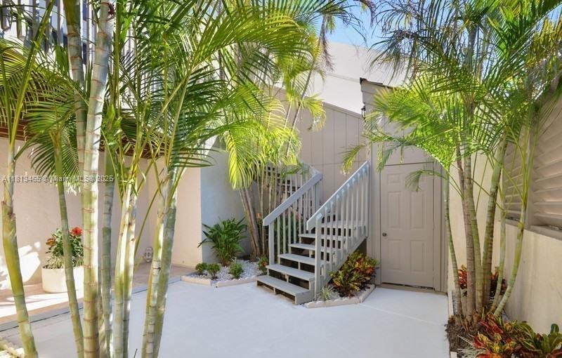 1605 Highway 1, Unit 10H Jupiter, FL 33477 - Photo 5 of 31 a backyard of a house with outdoor seating