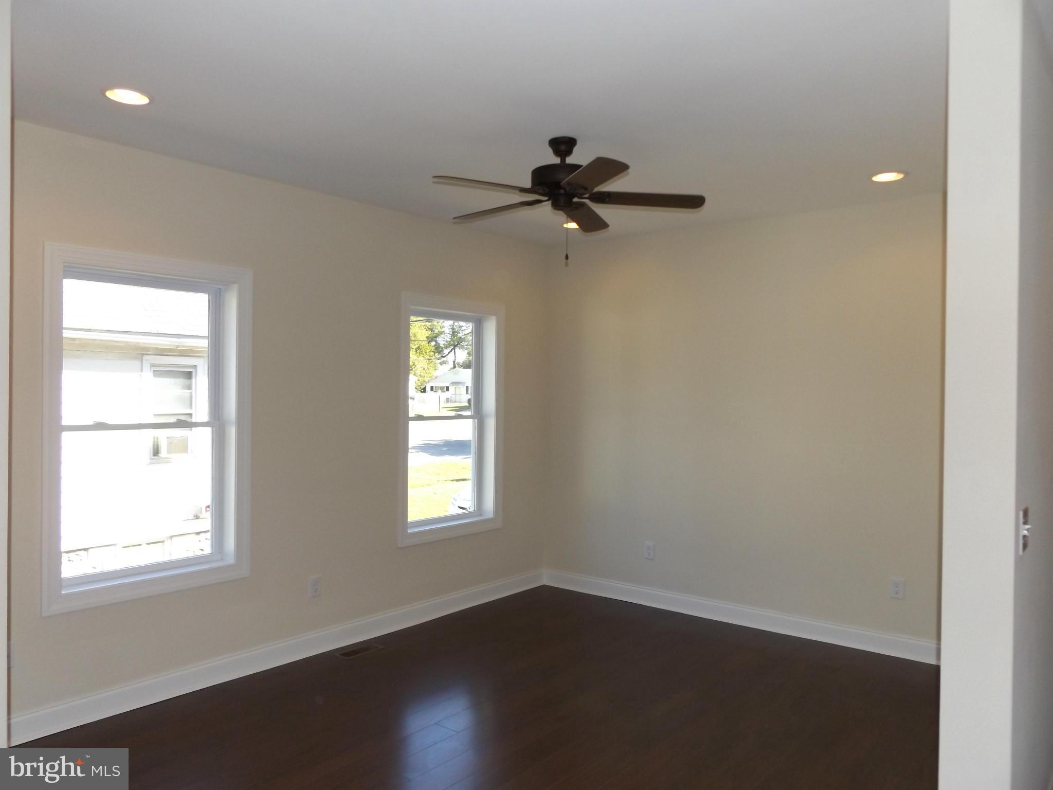 354 Poplar Road Essex, MD 21221 - Photo 9 of 28 Living Room