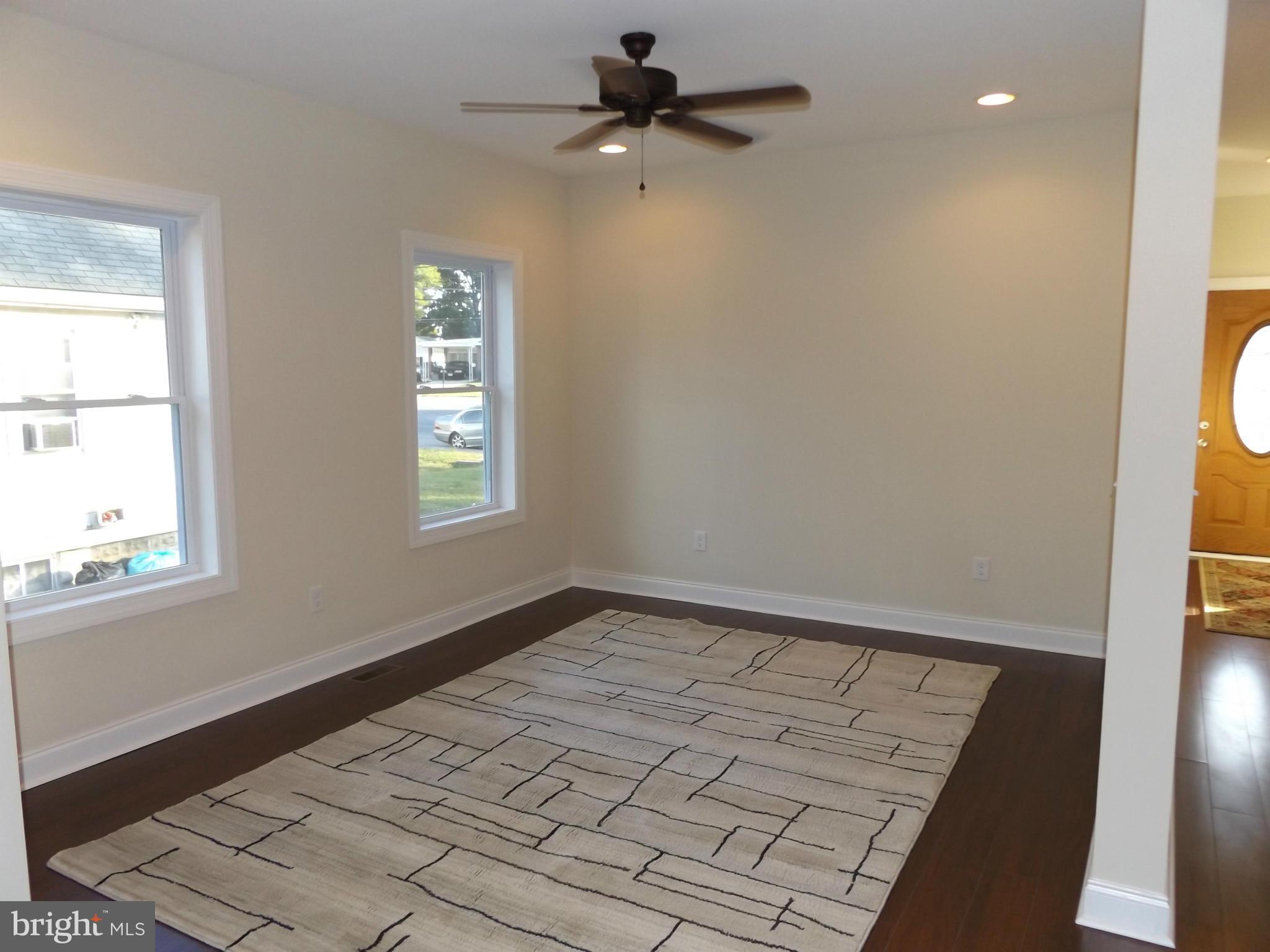 354 Poplar Road Essex, MD 21221 - Photo 10 of 28 Living Room