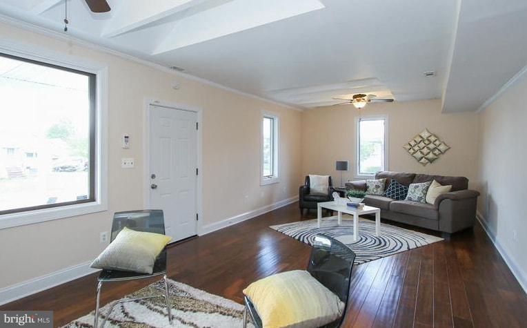 342 Maple Avenue Baltimore, MD 21221 - Photo 9 of 24 Living Room