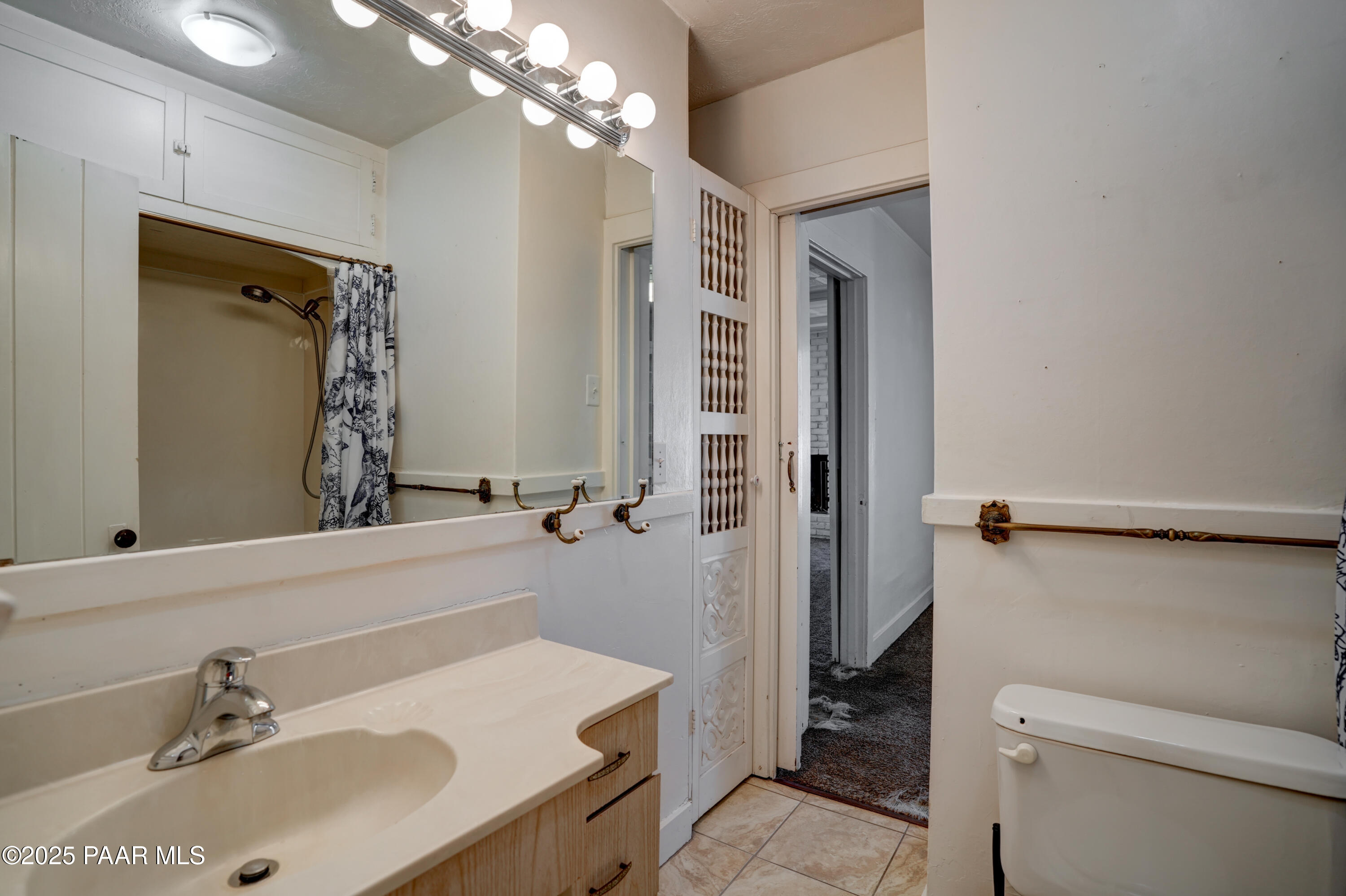 719 Pima Road Prescott, AZ 86303 - Photo 14 of 31 a bathroom with a sink a toilet and shower