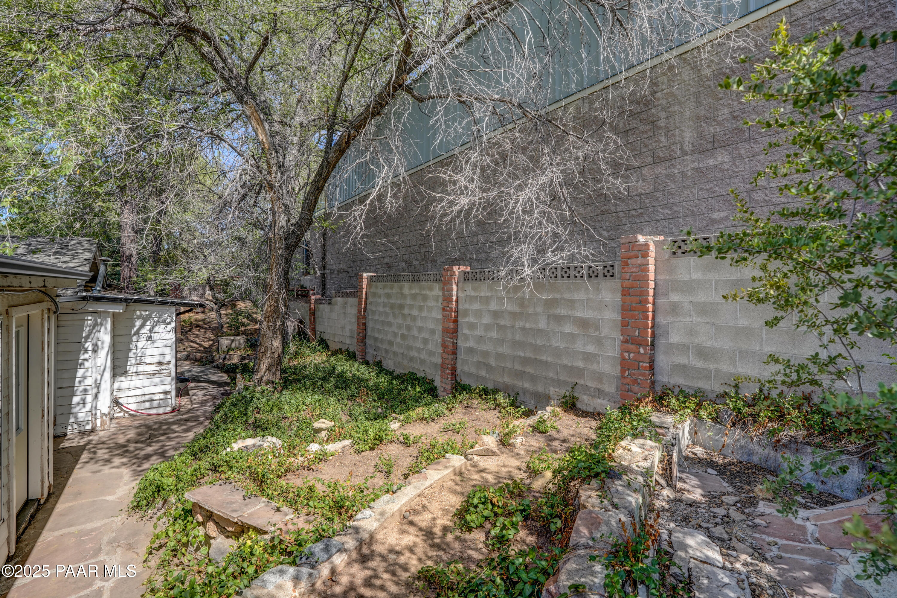 719 Pima Road Prescott, AZ 86303 - Photo 5 of 31 a backyard of a house with lots of green space