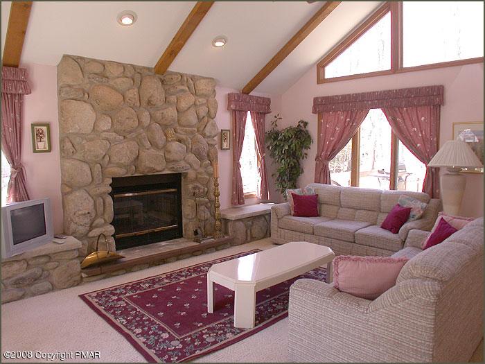 21 Aspen Road Pocono Pines, PA 18350 - Photo 2 of 11 Living room