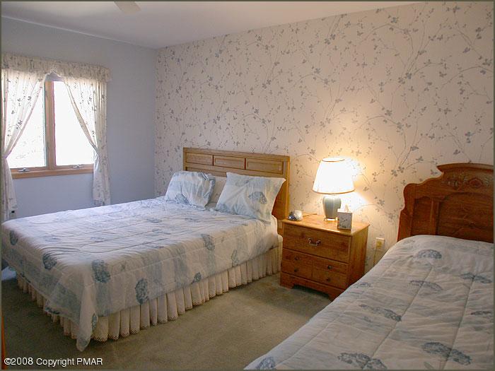 21 Aspen Road Pocono Pines, PA 18350 - Photo 6 of 11 Bedroom 2
