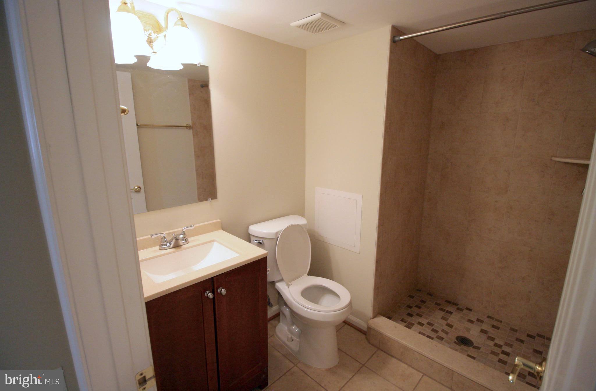 43594 Hay Road Ashburn, VA 20147 - Photo 25 of 29 Shared hall bath on lower level