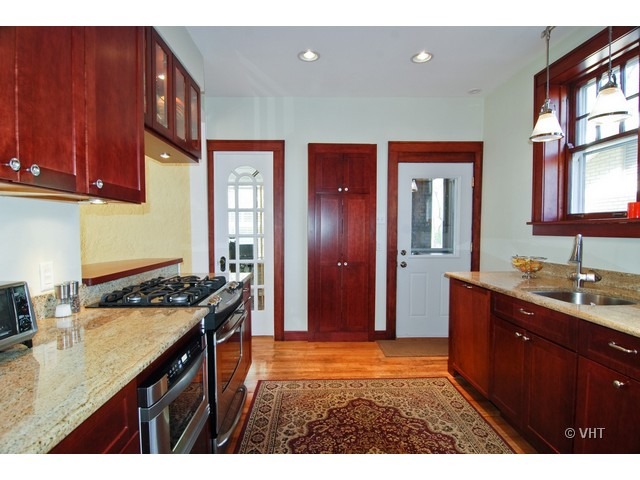 114 Michaux Road Riverside, IL 60546 - Photo 4 of 20