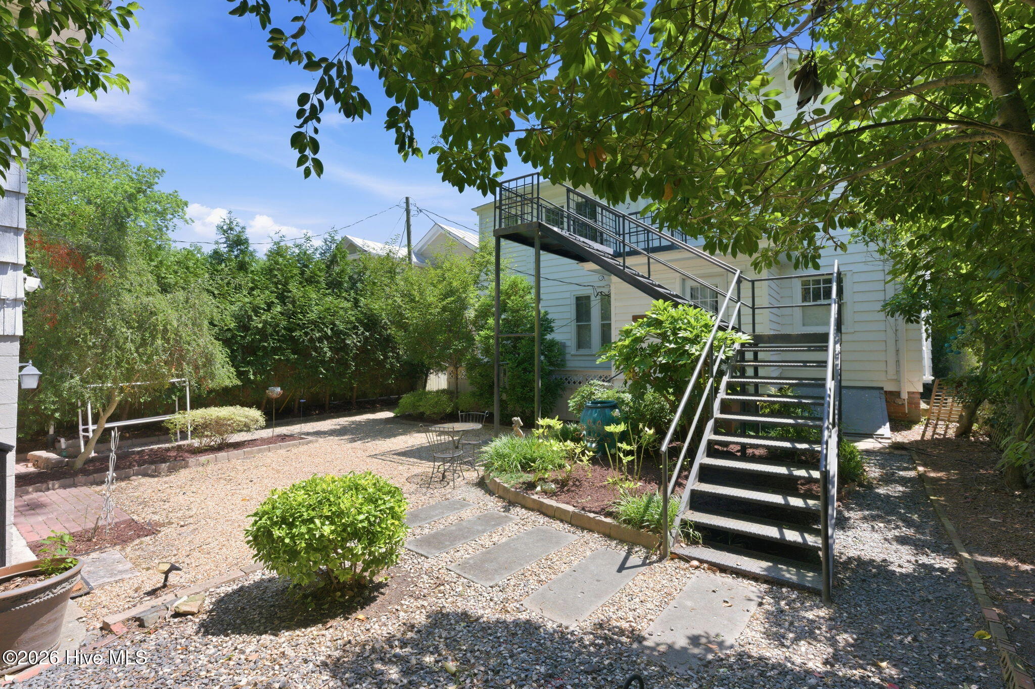 411 George Street New Bern, NC 28560 - Photo 24 of 76 Gorgeous Courtyard