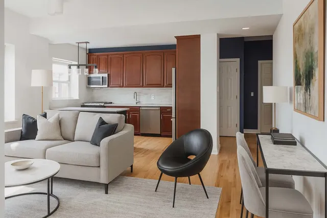 $229,900 | 6324 South Kimbark Avenue, Unit 405, Chicago, IL 60637