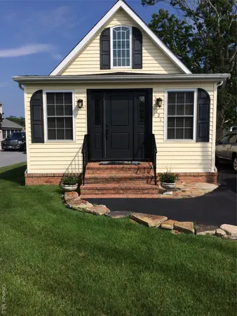 $499,999 | 221 South Dunton Avenue, East Patchogue, NY 11772