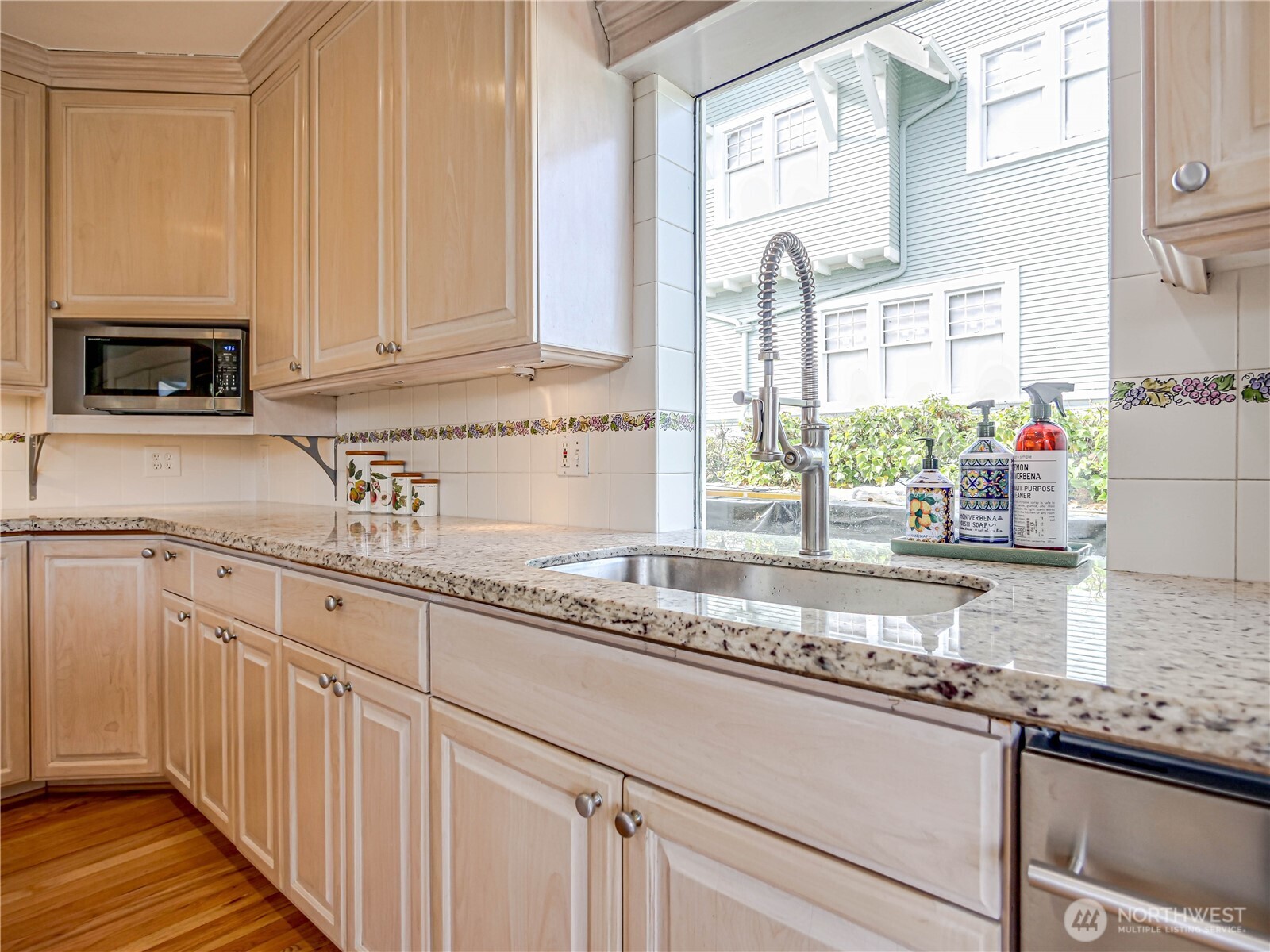 4026 Burke Avenue North Seattle, WA 98103 - Photo 11 of 40