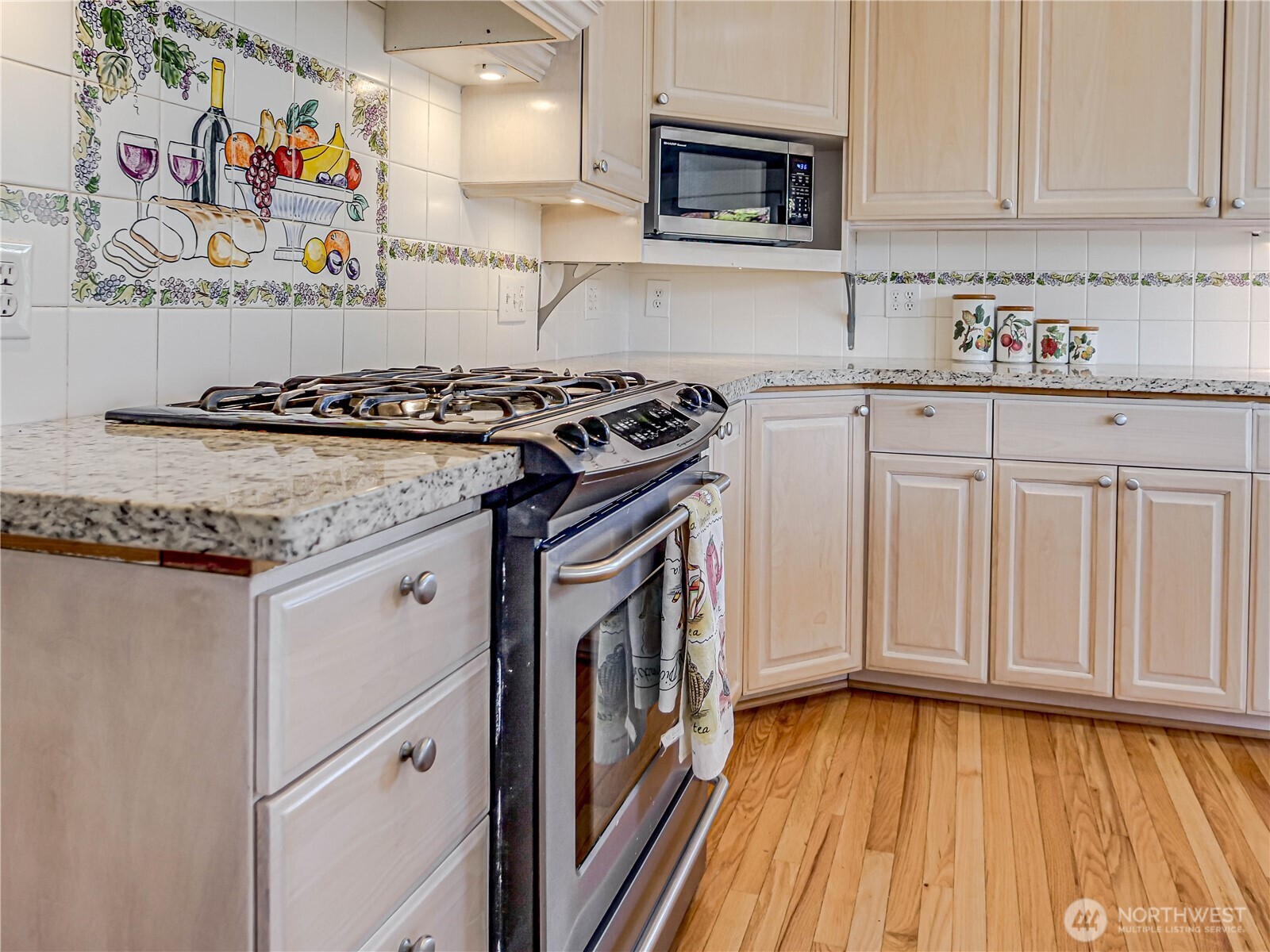 4026 Burke Avenue North Seattle, WA 98103 - Photo 12 of 40