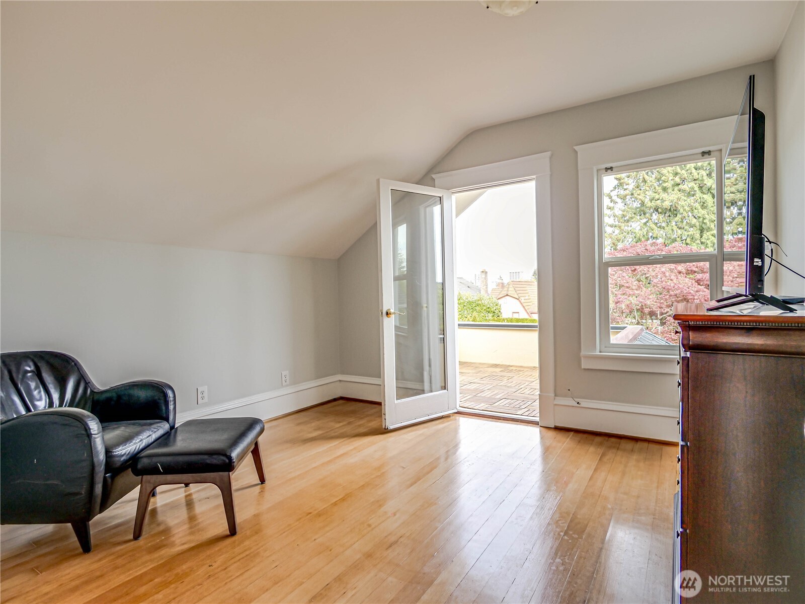 4026 Burke Avenue North Seattle, WA 98103 - Photo 17 of 40
