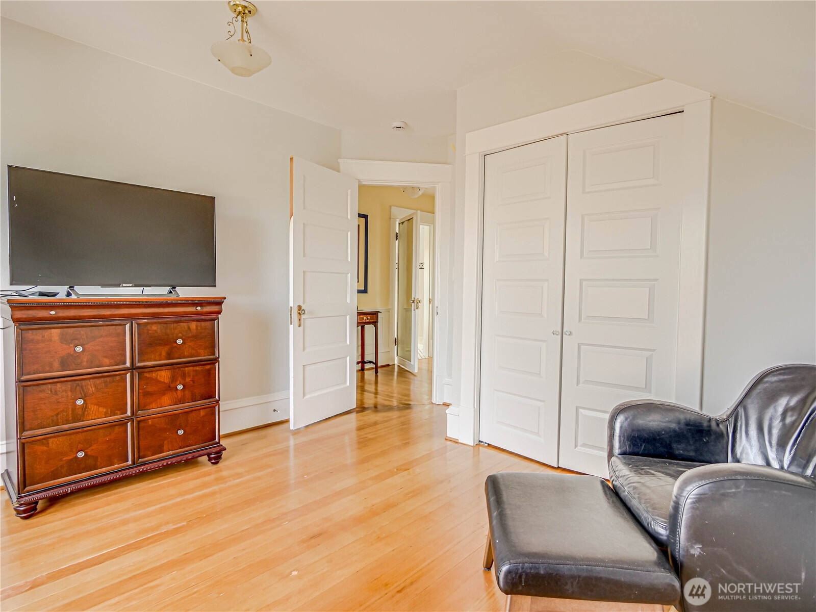 4026 Burke Avenue North Seattle, WA 98103 - Photo 18 of 40