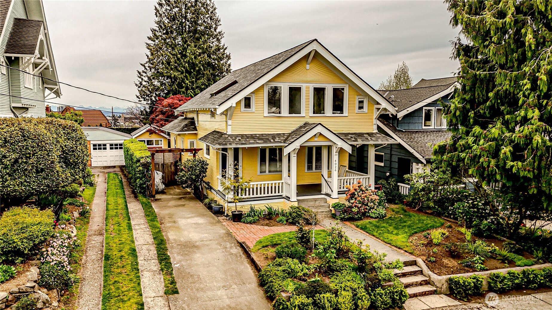 4026 Burke Avenue North Seattle, WA 98103 - Photo 2 of 40