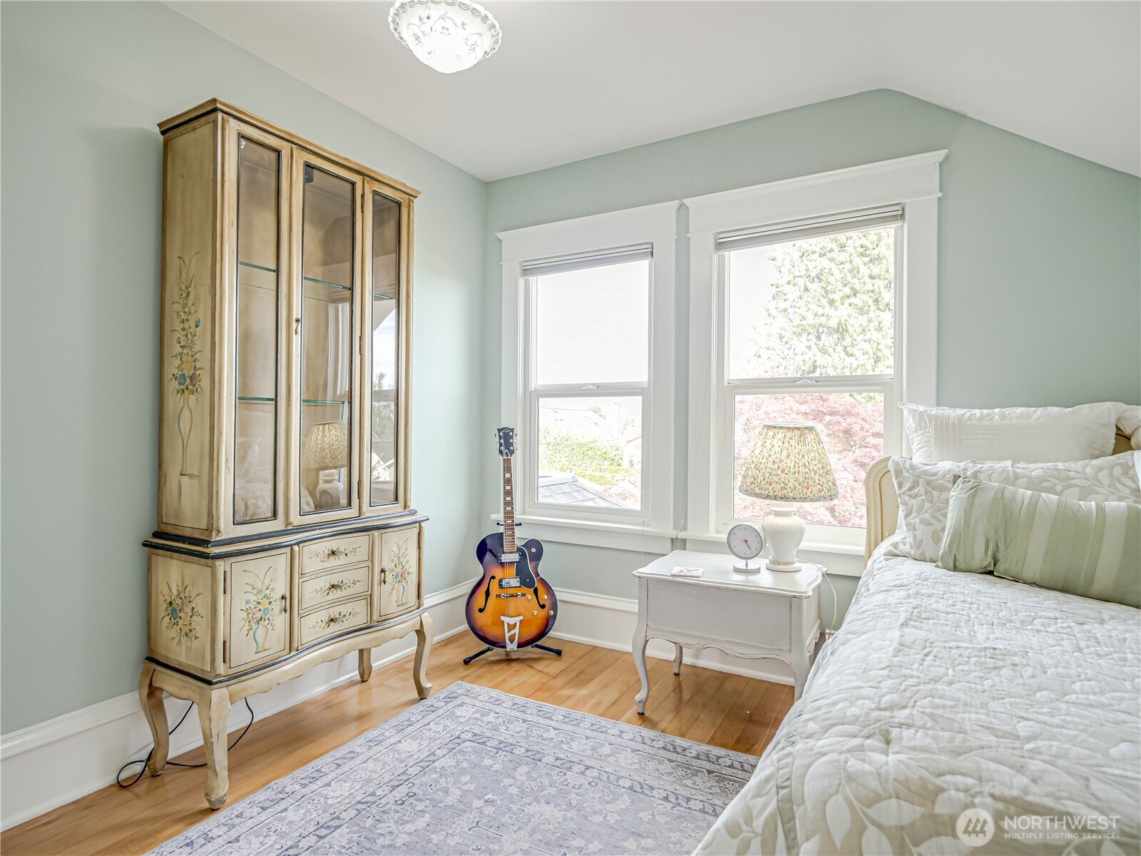 4026 Burke Avenue North Seattle, WA 98103 - Photo 21 of 40