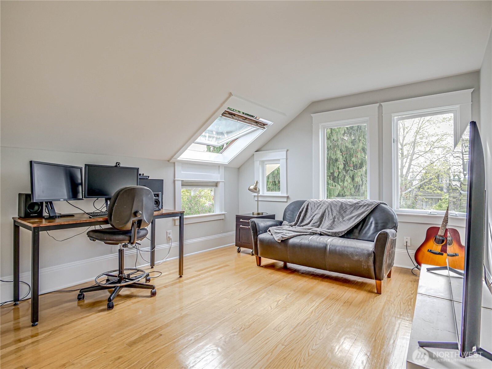 4026 Burke Avenue North Seattle, WA 98103 - Photo 22 of 40