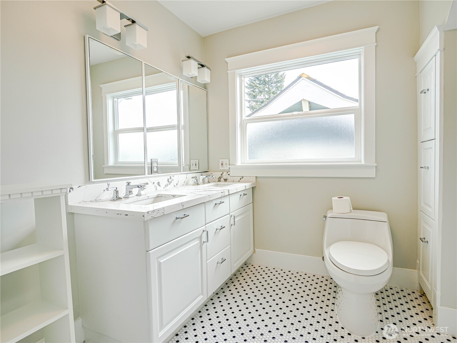 4026 Burke Avenue North Seattle, WA 98103 - Photo 23 of 40
