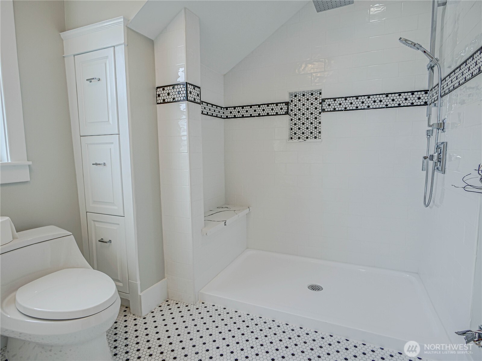 4026 Burke Avenue North Seattle, WA 98103 - Photo 24 of 40