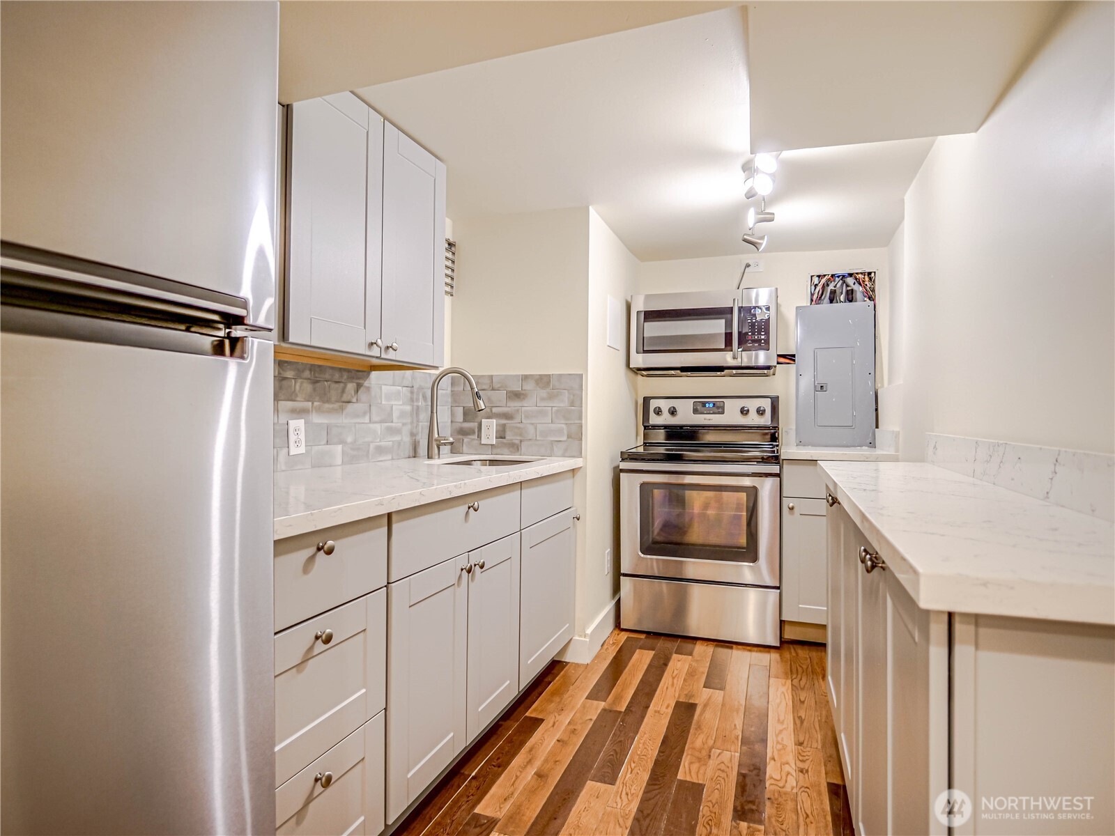 4026 Burke Avenue North Seattle, WA 98103 - Photo 28 of 40