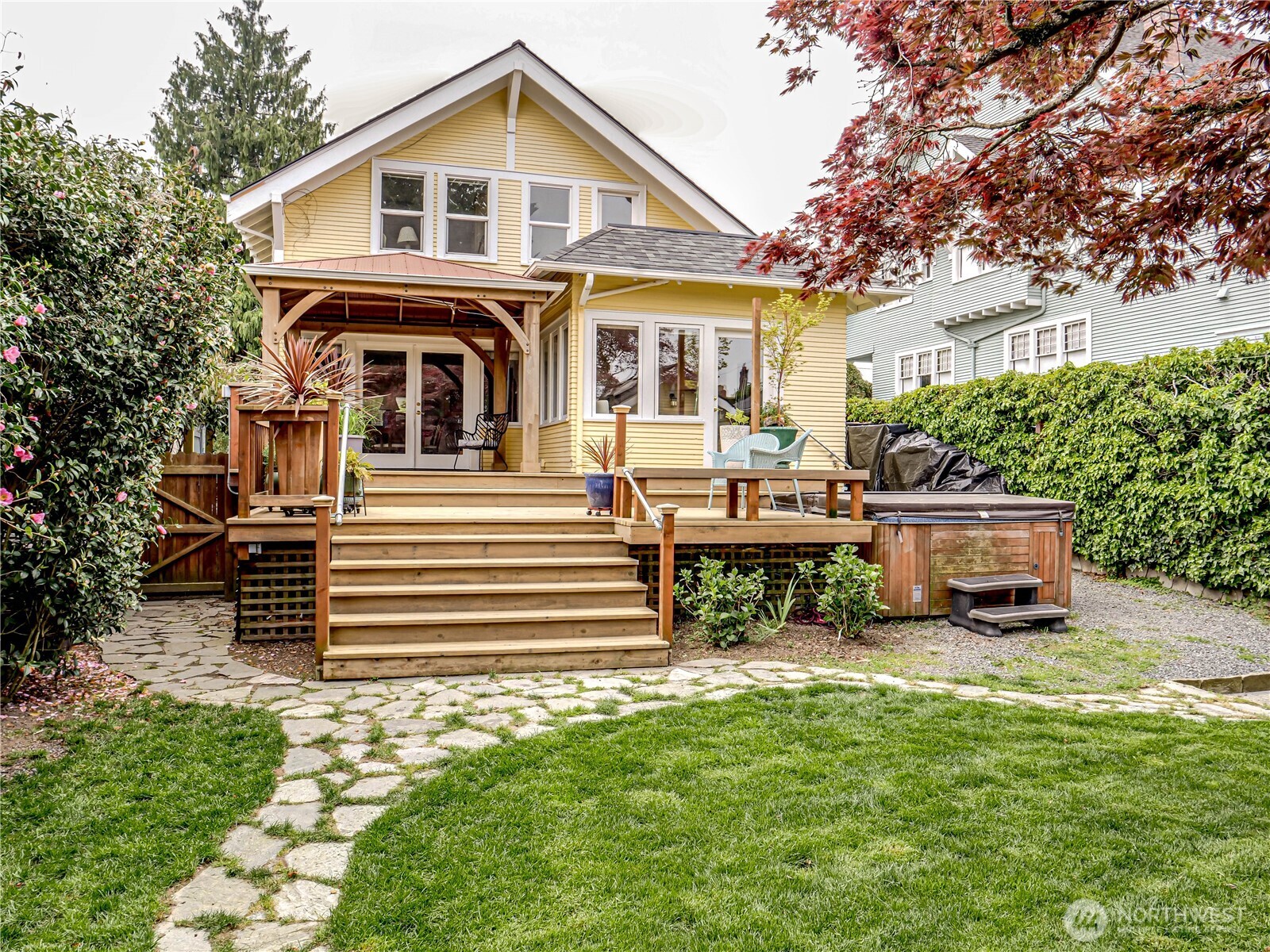 4026 Burke Avenue North Seattle, WA 98103 - Photo 3 of 40